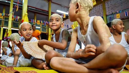 Le rite d'initiation est inspiré de la légende de Rahula, le fils unique de Bouddha, qui suivit les traces de son père sur le chemin de la spiritualité. On le considère comme le premier novice. (Li Mangmang/Xinhua/Sipa)