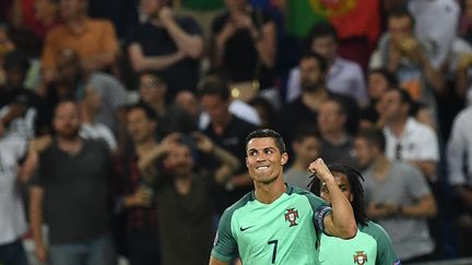 Cristiano Ronaldo célèbre son but en demi-finale de l'Euro, à Lyon, mercredi 6 juillet 2016.&nbsp; (FRANCISCO LEONG / AFP)