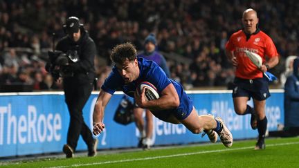 Damian Penaud inscrit un essai lors du Tournoi des six nations face à l'Angleterre, le 11 mars 2023. (GLYN KIRK / AFP)