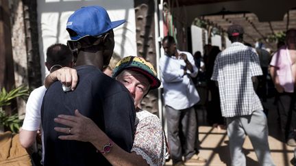 Une femme s'apprête à quitter le pays placé en état d'urgence par le président sortant&nbsp;Yahya Jammeh, le 18 janvier 2017 à Banjul (Gambie). (ANADOLU AGENCY / AFP)