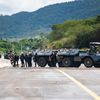 Les forces de l'ordre sur l'axe routier entre Nouméa et l'aéroport de La Tontouta, en Nouvelle-Calédonie, le 19 mai 2024. (DELPHINE MAYEUR / AFP)