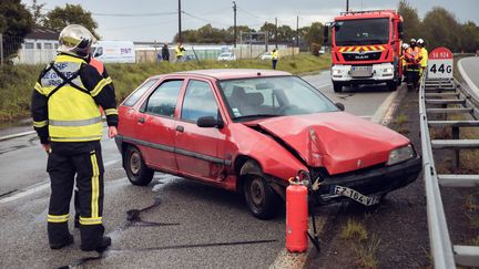 Une voiture emboutie lors d'une simulation d'accident,&nbsp;près de Pontivy&nbsp;(Morbihan), le 25 avril 2019.&nbsp; (VALENTIN BELLEVILLE / HANS LUCAS / AFP)