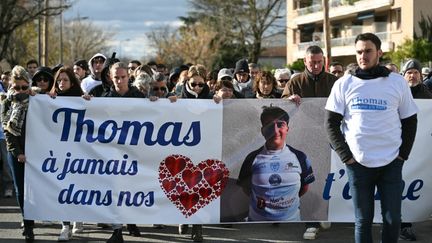 Des milliers de personnes participent à la marche blanche en hommage à Thomas, à Romans-sur-Isère (Drôme). (OLIVIER CHASSIGNOLE / AFP)