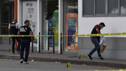 Des enquêteurs passent au peigne fin les lieux de l'attaque, le 31 août 2019 à Villeurbanne (Rhône). (PHILIPPE DESMAZES / AFP)