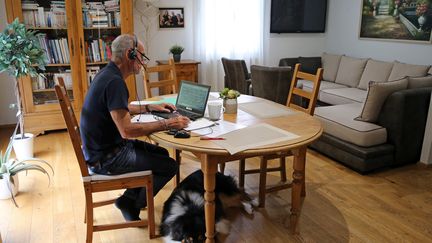 Un homme télétravaille, le 6 mai 2021 en Alsace. (MAXPPP)