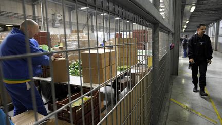 Un d&eacute;tenu emballe des marchandises pour le compte de cha&icirc;nes de supermarch&eacute;, le 27 novembre 2008 dans un atelier du centre p&eacute;nitentiaire du Pontet (Vaucluse). (ANNE-CHRISTINE POUJOULAT / AFP)