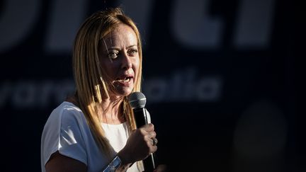 Giorgia Meloni,&nbsp;cheffe du parti d'extrême droite italien Fratelli d'Italia (Frères d'Italie), lors d'un rassemblement à Milan, le 11 septembre 2022. (PIERO CRUCIATTI / AFP)