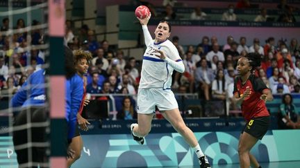 Tamara Horacek au tir contre l'Angola pour le compte de l'avant-dernier match de poules du tournoi olympique le 1er août 2024. (DAMIEN MEYER / AFP)