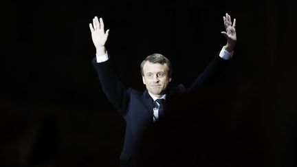 Le président élu Emmanuel Macron, lors de la célébration de sa victoire à l'élection présdientielle, le 7 mai 2017 devant la Pyramide du Louvre, à Paris. (PATRICK KOVARIK / AFP)