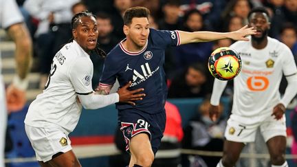 Renato Sanches (Lille) et Lionel Messi (Paris) lors de la rencontre PSG-Losc au Parc des Princes, le 29 octobre 2021.&nbsp; (JAAK MOINEAU / HANS LUCAS)