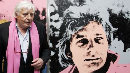 Gunter Sachs devant son portrait par Andy Warhol à Leipzig en mars 2008
 (Jens Schlueter / AFP)