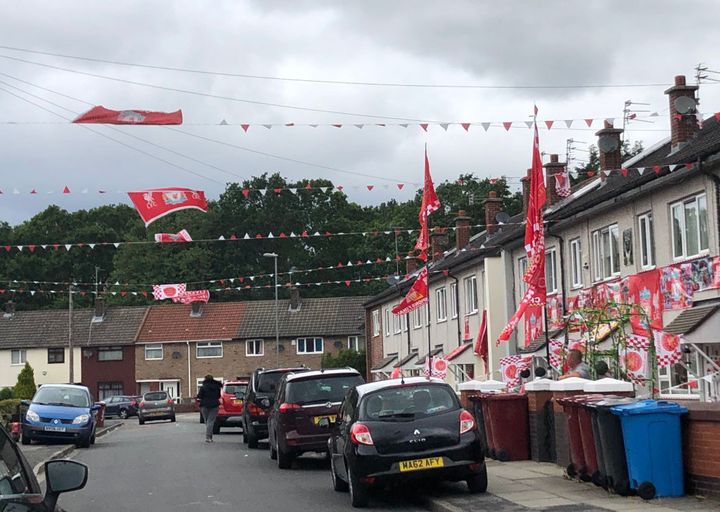 La rue entière est décorée aux couleurs de Liverpool.&nbsp; (FANNY LECHEVESTRIER / FRANCEINFO)