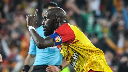 Seko Fofana après son but face à Reims lors de la 35e journée de Ligue 1, au stade Bollaert-Delelis, le 12 mai 2023. (MATTHIEU MIRVILLE / AFP)