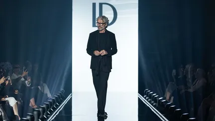 Lambert Wilson incarne le créateur de mode boomer Vincent LeduI. (APPLE TV+)