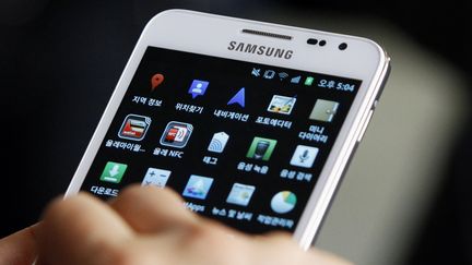 Un client utlise un smartphone Samsung &agrave; S&eacute;oul, en Cor&eacute;e du Sud, le 17 janvier 2012.&nbsp; (REUTERS)