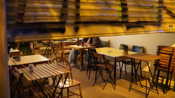 Une poignée de jeunes électeurs continuent à regarder la soirée électorale dans un café de Kadiköy à Istanbul (Turquie), dans la nuit du 14 au 15 mai 2023. (PIERRE-LOUIS CARON / FRANCEINFO)