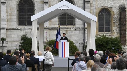 Emmanuel Macron s'exprime à Saint-Etienne-du-Rouvray (Seine-Maritime), le 26 juillet 2017. (DAMIEN MEYER / AFP)