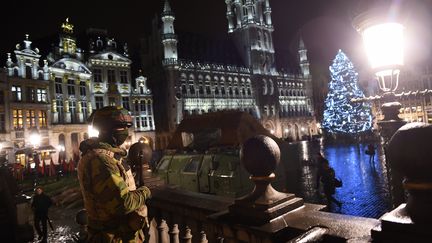 Un soldat sur la Grand Place de Bruxelles, le 22 novembre 2015, lors des opérations antiterroristes.&nbsp; (EMMANUEL DUNAND / AFP)