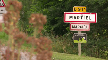 À Martiel, dans l'Aveyron, deux jeunes de 18 et 19 ans ont été retrouvés sans vie au bord d'une route.  Ils auraient été renversés par un automobiliste. Un homme a été placé en garde à vue. (France 2)