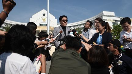 L'avocat de l'héritier japonais&nbsp;Mitsutoki Shigeta, le 20 février 2018 à Bangkok (Thaïlande).&nbsp; (LILLIAN SUWANRUMPHA / AFP)