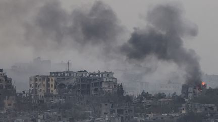 Une photo des frappes israéliennes sur la bande de Gaza prise depuis la ville de Sderot, le 29 octobre 2023. (JACK GUEZ / AFP)