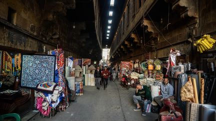 La rue Al-Khayamiya, près de l'antique Bab Zouweila, une porte du XIe siècle, dans l'est de la capitale, qui grouillait jadis de touristes, est aujourd'hui moins fréquentée.&nbsp; (MOHAMED EL-SHAHED / AFP)