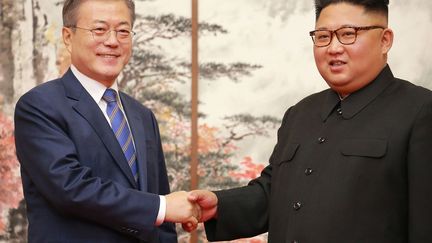 Le président sud-coréen&nbsp;Moon Jae-in (à gauche) et le dirigeant nord-coréen Kim Jong-un, le 19 septembre 2018 lors d'un sommet à Pyongyang.&nbsp; (KCNA VIA KNS / AFP)