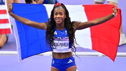 Cyréna Samba-Mayela après sa médaille d'argent sur le 100 m haies des Jeux olympiques, le 10 août 2024 au Stade de France, à Saint-Denis. (MARTIN BERNETTI / AFP)