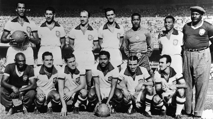 Les membres de la s&eacute;lection br&eacute;silienne avant le coup d'envoi de Br&eacute;sil-Uruguay, dernier match de la Coupe du monde 1950, organis&eacute; au stade Maracana de Rio (Br&eacute;sil). ( AFP )