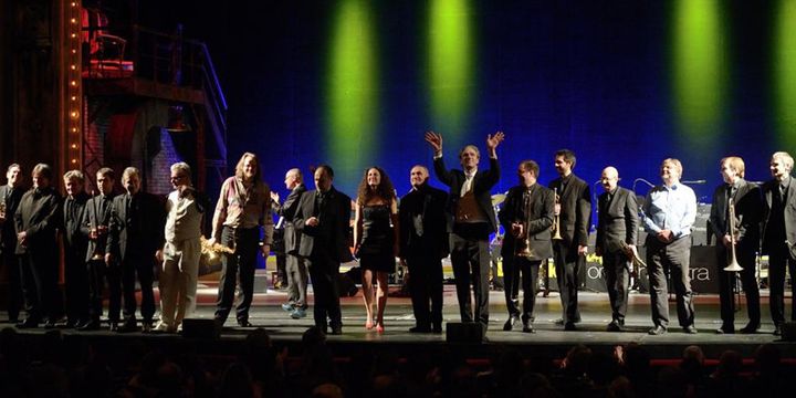 Salut final au concert de l'Académie du Jazz, avec le Duke Orchestra, Sanseverino (tout en blanc), le saxophoniste Stéphane Guillaume (à sa gauche), Laurent Mignard (qui lève les bras)...
 (Philippe Marchin / Académie du Jazz)