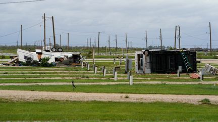 des remorques renversées dans un champ après le passage de l'ouragan Laura à Welsh, en Louisiane (États-Unis)? le 27 août 2020 (ELIJAH NOUVELAGE / REUTERS)