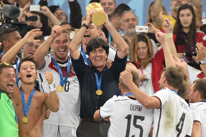 Joachim Löw soulève la Coupe du monde aux côtés de ses joueurs, le 13 juillet 2014 à Rio de Janeiro (FRANK HOERMANN/SVEN SIMON / SVEN SIMON)