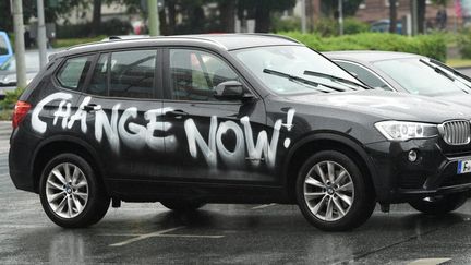 Un SUV taggué par des manifestants écologistes, le 16 juin 2020 à Francfort (Allemagne). (ARNE DEDERT / DPA)