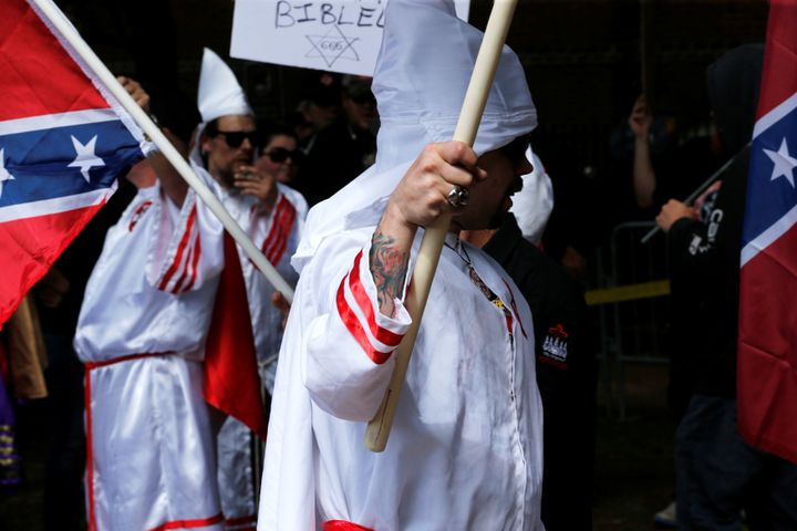 Des membres du Ku Klux Klan défilent dans les rues de Charlottesville (Etats-Unis), le 8 juillet 2017. (JONATHAN ERNST / X90178)