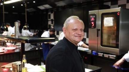 Jo&euml;l Robuchon, le 6 d&eacute;cembre 2014, dans les cuisines de la Grande Maison &agrave; Bordeaux (Gironde).&nbsp; (NICOLAS TUCAT / AFP)