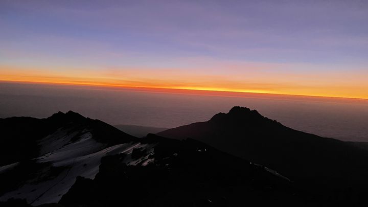 "Tout en haut du Kilimandjaro, c’est l’extase. Moi qui suis réservée, j’ai sauté dans les bras de tout le monde ! Vivre ce lever de soleil à plus de 5800 mètres c'est un accomplissement, d'autant plus qu'on l'a vécu tous ensemble." (LETIZIA CULIOLI-GRISONI)