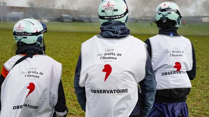 Trois militants de la Ligue des droits de l'homme (LDH) observent la manifestation et les actions violentes entre les militants anti-bassin et la police à Sainte-Soline (Deux-Sèvres), le 25 mars 2023. (FREDERIC PETRY / HANS LUCAS / AFP)