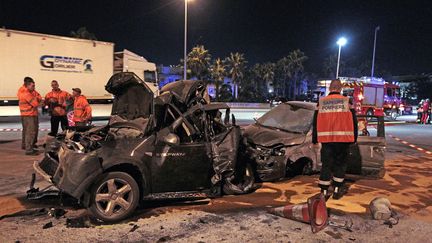 Des secouristes interviennent après un accident de voitures, à Nice, dans les Alpes-Maritimes, le 29 octobre 2015.&nbsp;&nbsp; (JEAN-CHRISTOPHE MAGNENET / AFP)