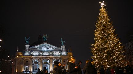 Une vue des décorations installées pour la Saint-Nicolas à Kiev (Ukraine), levant l'Opéra national, le 5 décembre 2023. (ANASTASIIA SMOLIENKO / NURPHOTO / AFP)