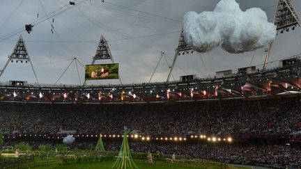 Comme souvent, le ciel de Londres &eacute;tait gris. Les organisateurs ont fait preuve d'auto-d&eacute;rision en pla&ccedil;ant des nuages dans le d&eacute;cor de la premi&egrave;re sc&egrave;ne ! (GABRIEL BOUYS / AFP)