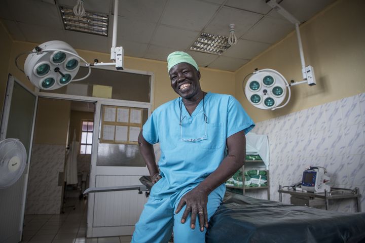 Le médecin sud-soudanais Evan Atar Adaha, lauréat du prix Nansen décerné par le HCR, dans une salle d'opération du Maban Hospital à Bunj (comté de Maban, Soudan du Sud) le 7 mai 2018.&nbsp; (WILL SWANSON/UNHCR)