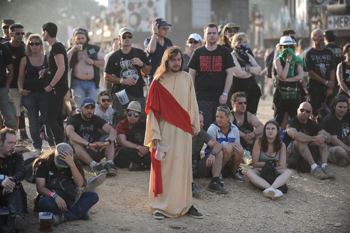 Des festivaliers au Helfest 2014 de Clisson, dont l'un vêtu tel le Christ
 (JEAN-SEBASTIEN EVRARD / AFP)