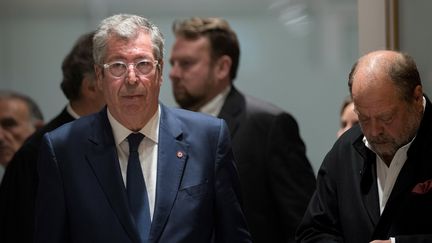 Patrick Balkany, aux côtés de son avocat Eric Dupond-Moretti, quitte le palais de justice de Paris, le 13 mai 2019.&nbsp; (STRINGER / AFP)