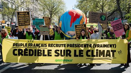 Des membres de Greenpeace manifestent à Paris, le 9 avril 2022. (VALENTINO BELLONI / HANS LUCAS / AFP)