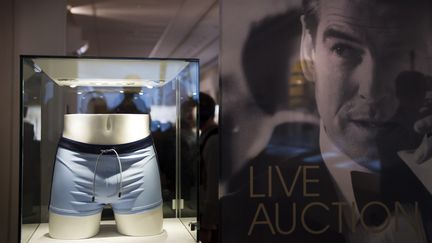 Le maillot de bain port&eacute; par l'acteur Daniel Craig dans Casino Royal figure au catalogue de cette vente. (ADRIAN DENNIS / AFP)