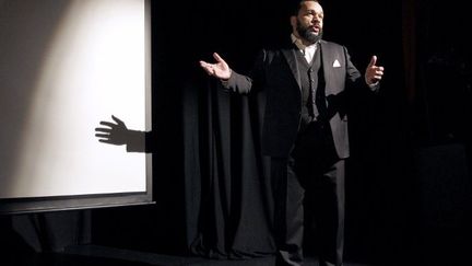 Dieudonné sur scène pour son nouveau spectacle controversé « Rendez-nous Jésus »
 (AFP PHOTO PATRICK KOVARIK)