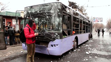 Un bus bombard&eacute; &agrave; un arr&ecirc;t, dans le district de Leninski, Donetsk (Ukraine), le 22 janvier 2015. ( RIA NOVOSTI / AFP)