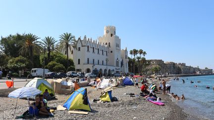 Sur l'&icirc;le grecque de Kos, il n'existe aucune structure d'accueil pour h&eacute;berger les migrants. Beaucoup d'entre eux s'installent donc sur la plage en plein centre-ville, au pied du commissariat de police. (BENOIT ZAGDOUN / FRANCETV INFO)