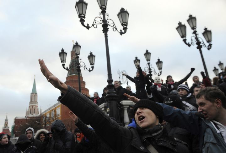 Des hooligans du Spartak Moscou lors d'une manifestation sur la place Rouge, dans la capitale russe, le 11 décembre 2010. (NIKOLAY KORCHEKOV / X02819)