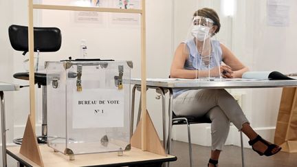 Une assesseuse dans un bureau de vote à Paris, le 26 juin 2020. (BERTRAND GUAY / AFP)